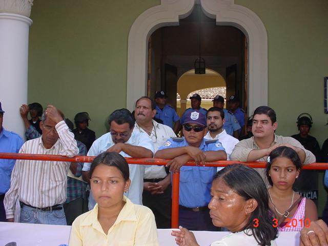 Algunos trabajdores y funcionarios municipales apyados en la valla (foto archivo)
